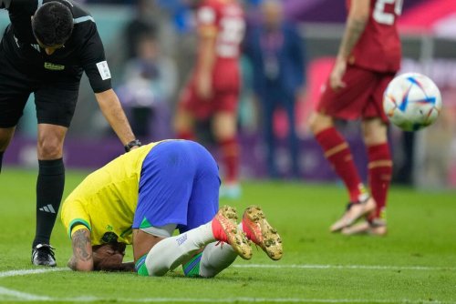 Neymar Continues Ankle Treatment in Pool at the World Cup
