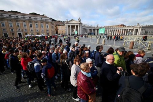 Faithful Flock to St. Peter's on Last Day to Pay Respects to Pope