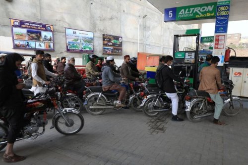 Pakistani Minister Says Fuel Supplies Adequate, Warns Against Hoarding