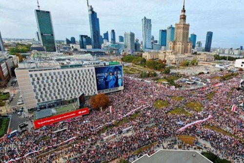 Thousands Gather in Warsaw for Opposition Rally Ahead of Tight Election