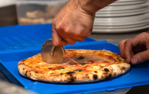 Deutsche Stadt führt Pizzakartons aus Plastik ein – mit 5 Euro Pfand
