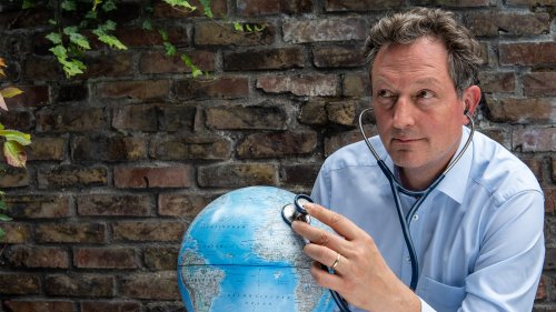 “Viel besser kann man es nicht machen” – Eckart von Hirschhausen wird bald mit Alpaka-Kot ausgezeichnet