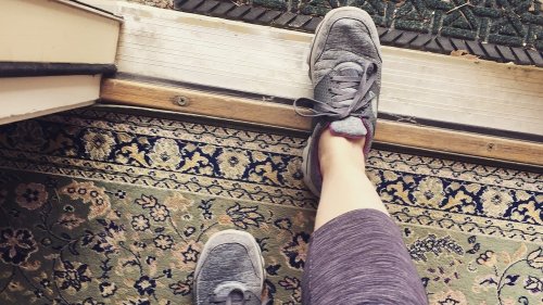 Schuhe in der Wohnung ausziehen: Sinnvoll oder total egal?