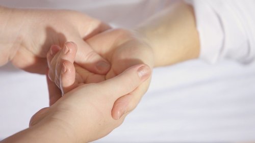 Gelenke knacken lassen: Warum und ob es ungesund ist