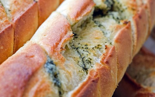 Kräuterbaguettes: Öko-Test kann fast alle empfehlen – kritisiert aber eine bekannte Marke