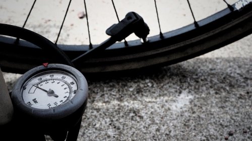 Fahrrad aufpumpen: Was du zu Ventilen, Pumpe und Luftdruck wissen musst