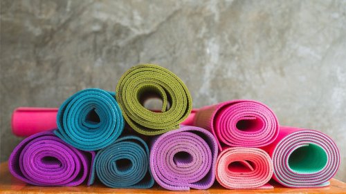 Yogamatte reinigen: Tipps für jedes Material