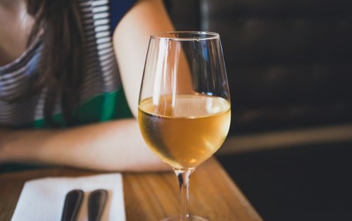 Warum selbst ein Glas Wein am Abend deinem Körper schadet