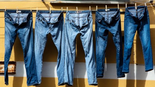 So selten solltest du deine Jeans waschen – das sagen Expert:innen