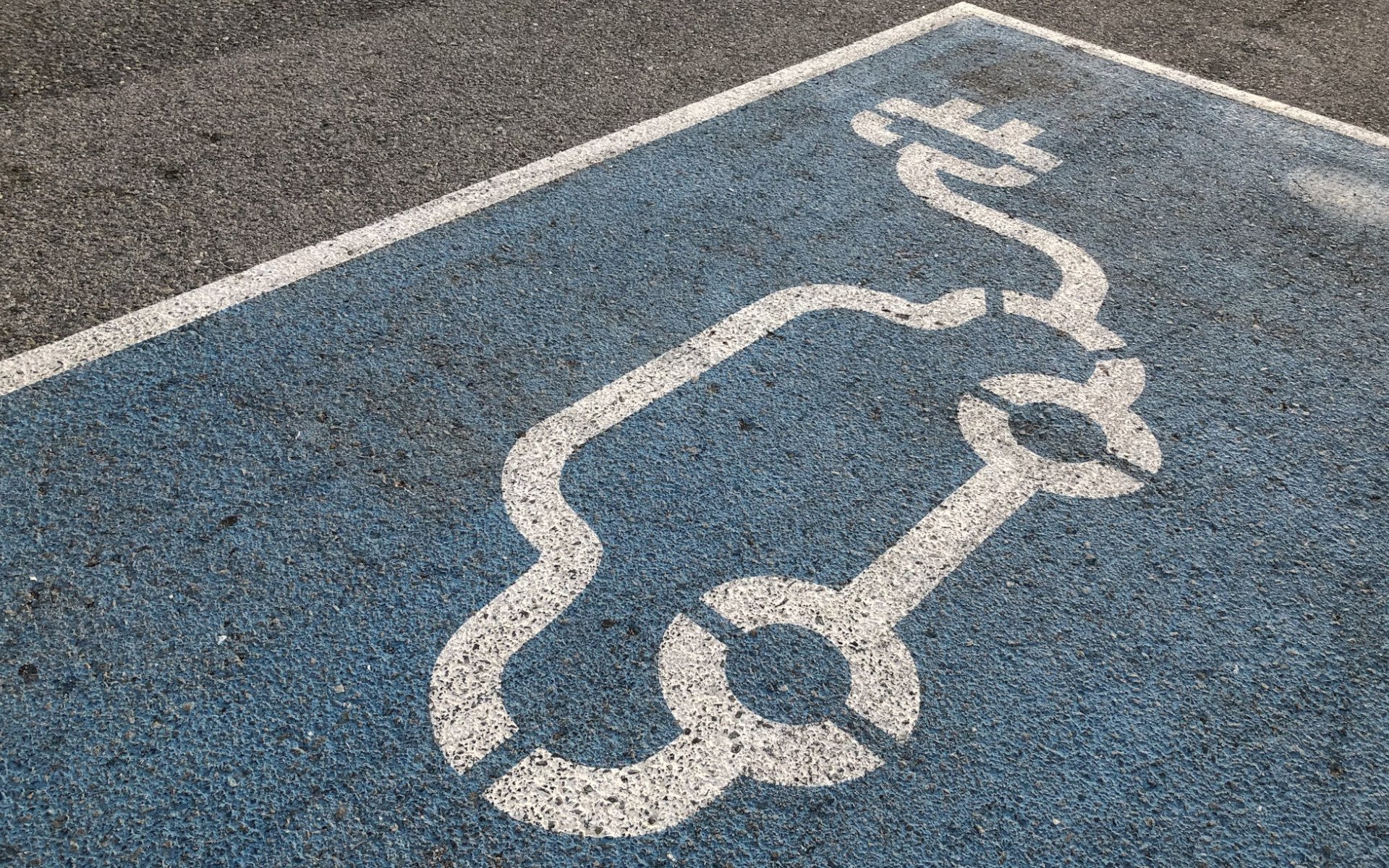 Strom statt Sprit: In diesen deutschen Städten können E-Autofahrer:innen besonders viel sparen