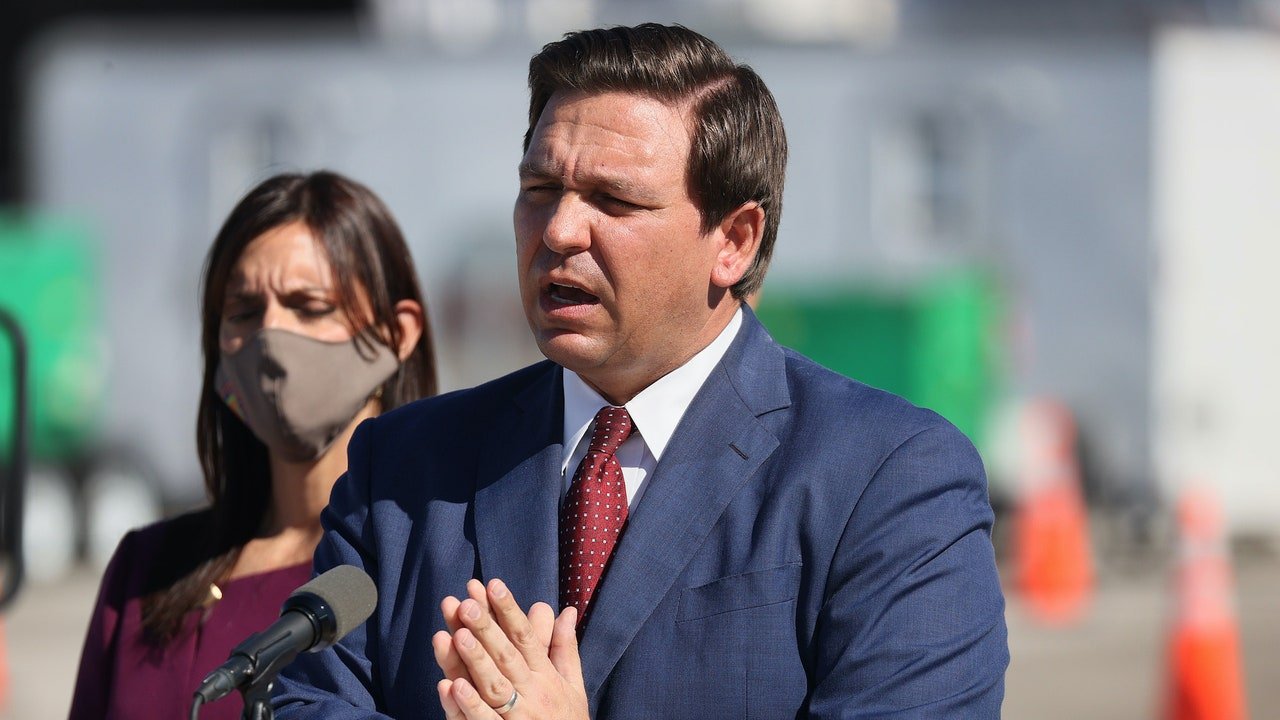 Ron DeSantis, Josh Hawley Are Trying to Get a 2024 Leg Up by Attacking Big Tech