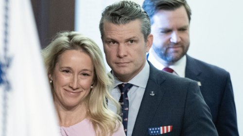 Pete Hegseth partageait aussi ses documents classifiés avec sa femme et ses proches