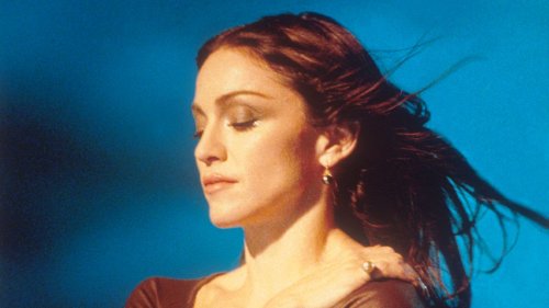 Madonna devient brune pour la première fois depuis des décennies, un émouvant hommage à sa mère