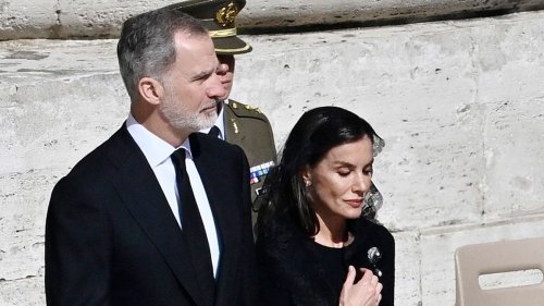 Obsèques du pape François : vêtements voilés, robes noires et peu de bijoux, voici les looks sobres des royaux et des premières dames
