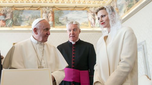 Qu'est-ce que le privilège du blanc ? Ces 7 têtes couronnées qui sont autorisées à porter du blanc en rencontrant le pape