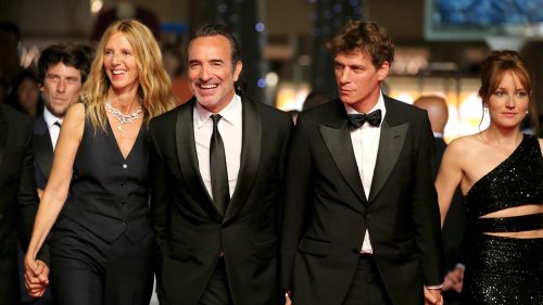 Cannes 2022 : l'équipe de « Novembre » pose sur le tapis rouge
