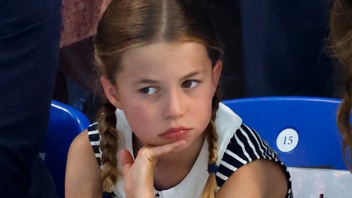 Les fans de la famille royale pensent que la princesse Charlotte est le portrait craché de la reine mère lorsqu'elle était enfant