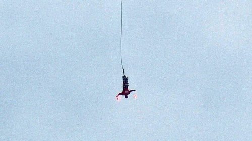 En Thailande, un touriste saute à l'élastique et la corde se rompt