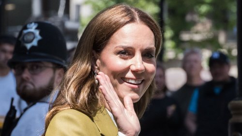 Kate Middleton en tailleur Victoria Beckham pour remettre un prix de mode
