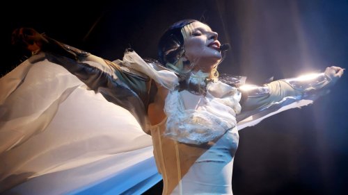 Lady Gaga s'excuse pour sa panne de micro à Coachella : «Au moins, vous savez que je chante en direct»