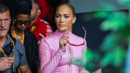 Jennifer Lopez se la joue Barbie pilote de Formule 1 à Djeddah