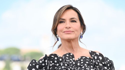 Mariska Hargitay a «vécu dans le mensonge» pendant trente ans avant d’embrasser enfin la mémoire de sa mère, Jayne Mansfield, et celle de son (vrai) père biologique