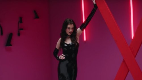 Netflix revisite l'univers BDSM avec humour dans le trailer de « Bonding »