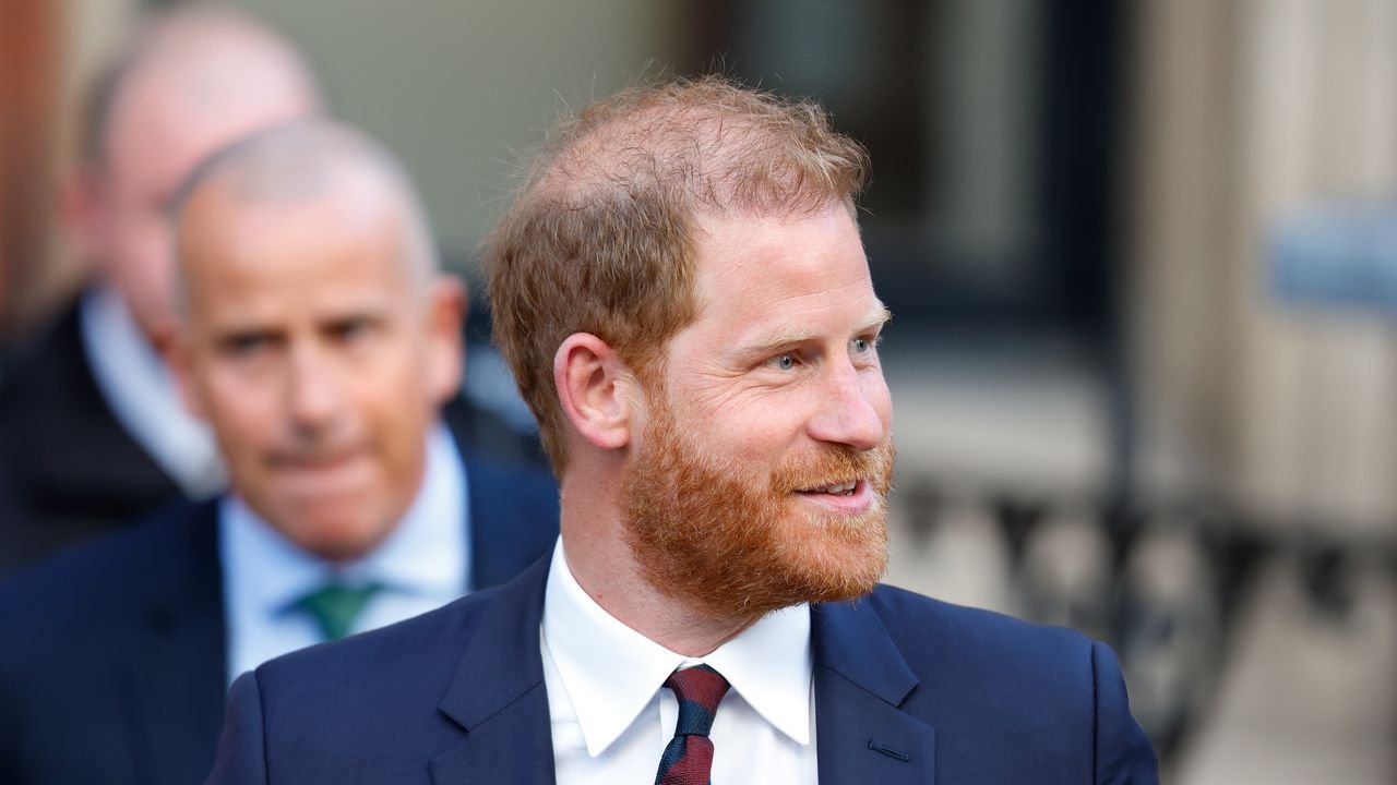 Le prince Harry évacué du tribunal après le coup d'éclat d'une de ses partisanes