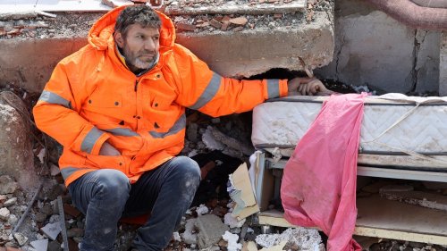 Tremblement de terre en Turquie et en Syrie : la bouleversante agonie d'un père tenant la main de sa fille morte