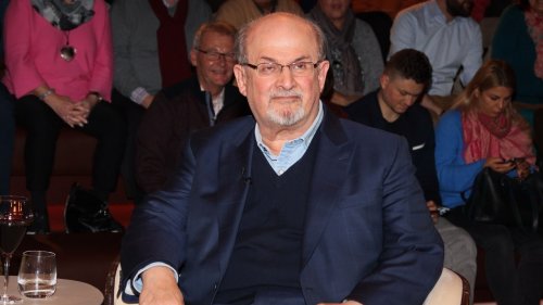 Salman Rushdie agressé sur scène, l'auteur dans un état incertain