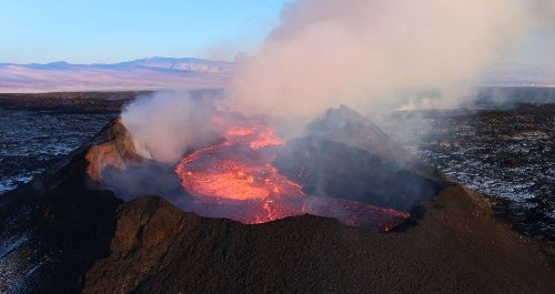 En Islande Un Volcan En Eruption Crache Desormais Des Geysers De Lave Et Les Images Sont Spectaculaires Flipboard