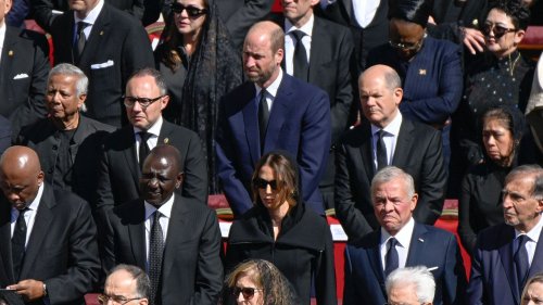 Pourquoi le prince William portait-il un costume bleu marine aux funérailles du pape François ?