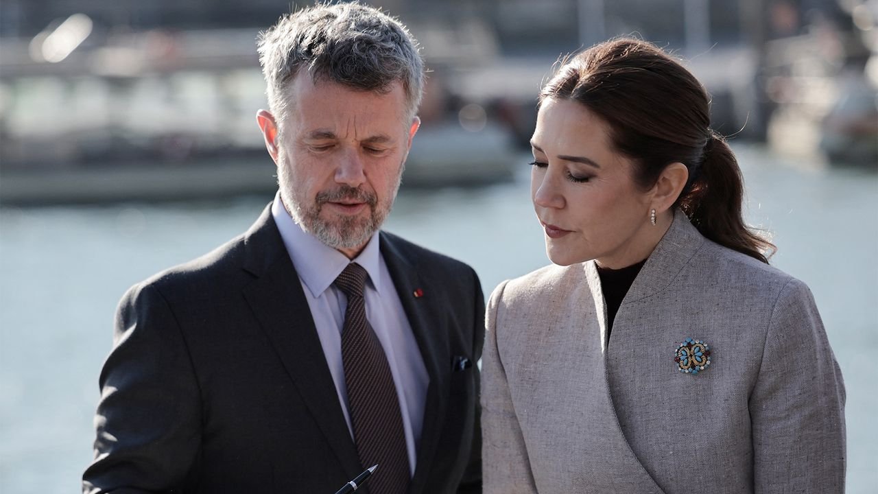 Le roi Frederik et la reine Mary de Danemark pleurent la mort soudaine de leur ami et confident