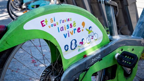 Autocollants anti-IVG : après l'opération Vélib, les réactions des Parisiens et des politiques