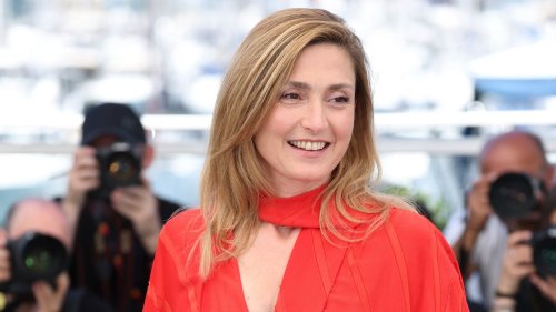 Julie Gayet est apparue au bras de son fils Ezéchiel sur le tapis rouge du Festival de Cannes 2025