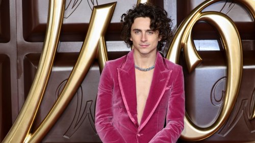 À Londres, Timothée Chalamet en costume vieux rose rend hommage à Willy Wonka et fait alliance avec Cartier