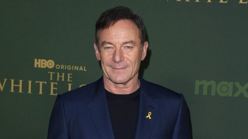 Jason Isaacs, star de The White Lotus, revient sur ses propos sur Mikey Madison et Margaret Qualley autour de la nudité à l'écran