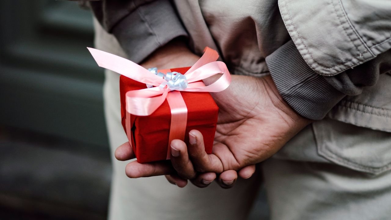24 regali di San Valentino per lui: dall'amante del design all'appassionato di sport e non solo