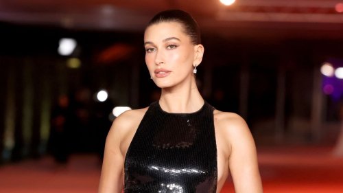 Hailey Bieber ha lanciato una custodia per telefono con supporto per il Peptide Lip Tint di Rhode