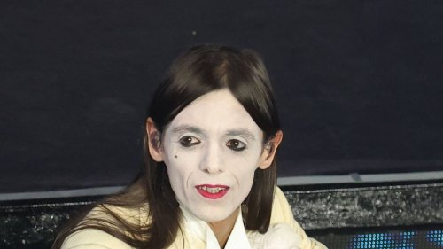 La passione per i cani, la sfilata con Gucci, gli alberi e gli insetti che ama studiare: ritratto di Lucio Corsi, il ribelle gentile che porta l’Italia all’Eurovision