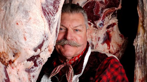 Dario Cecchini, intervista al macellaio più famoso d'Italia (e oltre): «La carne senza etica non ha futuro, un animale deve vivere all'aperto, morire con dignità e di lui bisogna mangiare tutto, non solo la bistecca»