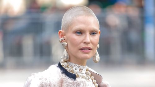 Bianca Balti inizia una nuova cura contro il cancro, e mostra i capelli che ricrescono: «La vita mi dà tanto amore»