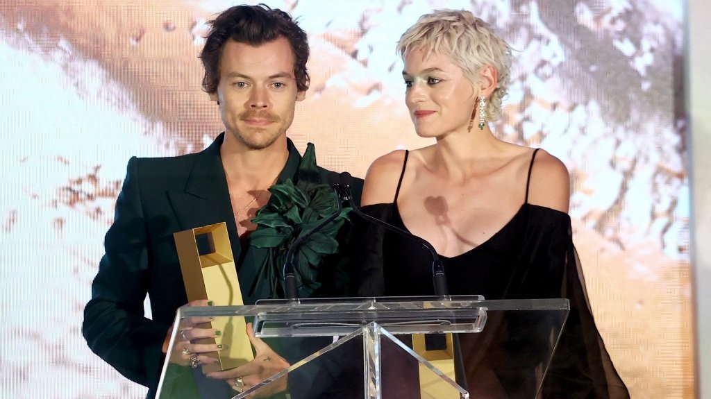 Harry Styles accepts his first acting award of Oscar season Trending News