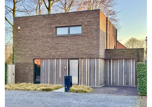 Vastgoed Unicum -     Lembeke, Moderne villa             - Prachtige strakmoderne villa met 3 slpk, dressing, garage en tuin met tuinlounge.