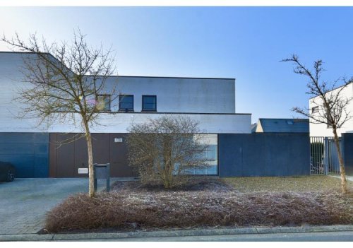 Vastgoed Unicum -     Eeklo, Woning             - Moderne woning met 4 slpk, garage en tuin in hartje Eeklo voor 395000 EUR