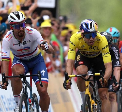 Tour de France: Peter Sagan lets his finger do the talking in frenetic sprint finale