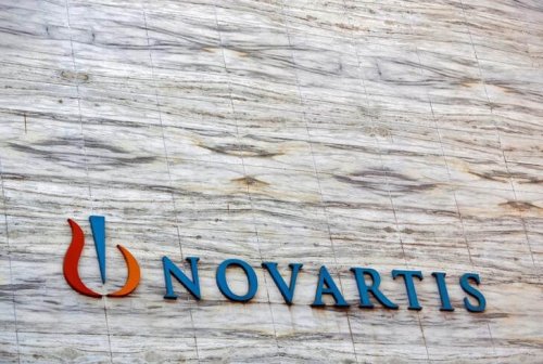 Novartis backs off from 2016 date for testing Google’s smart contact lens