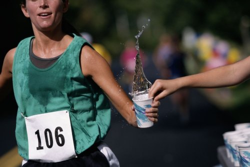 Why Electrolyte Drinks May Prevent Cramps for Runners Better Than Pure Water