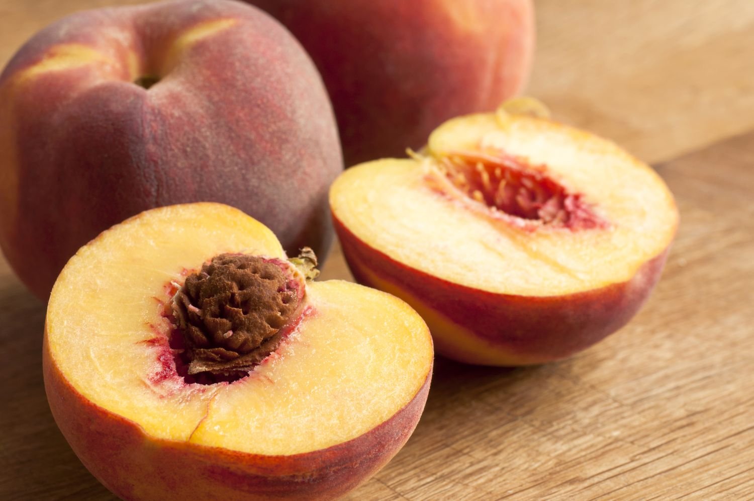 Is It Healthier to Eat Peaches With the Skin On?