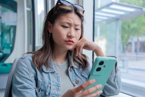 10 Conversations You Should and Shouldn’t Have Over Text, According to Therapists